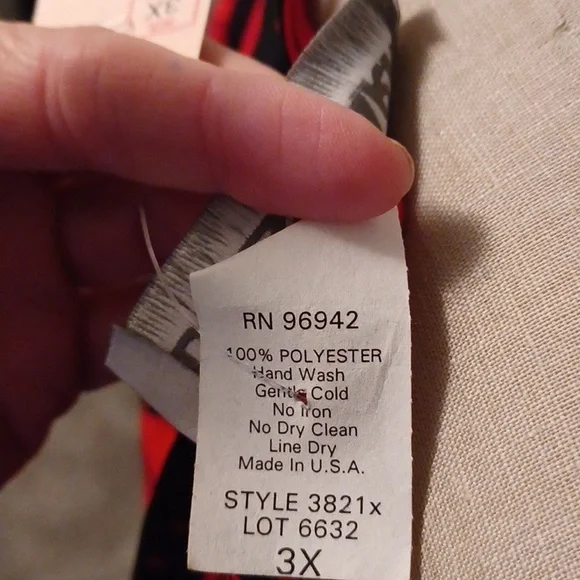 NWT-Stunning  black with red roses blouse. - Picture 8 of 8